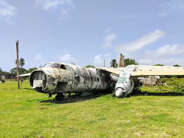 Vergessener Flugplatz mit von Bäumen überwucherter Landebahn